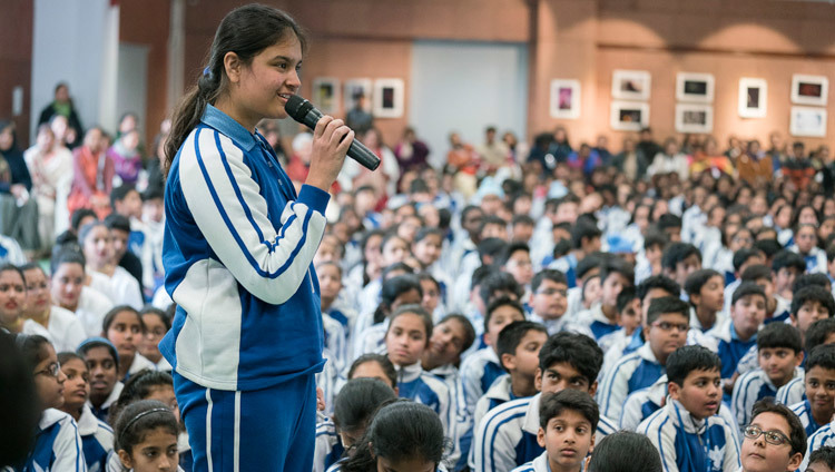 Una estudiante haciendo una pregunta a Su Santidad el Dalái Lama durante su charla en la Escuela Internacional The Mother en Nueva Delhi, India, el 21 de enero de 2017. Foto/Tenzin Choejor/OHHDL