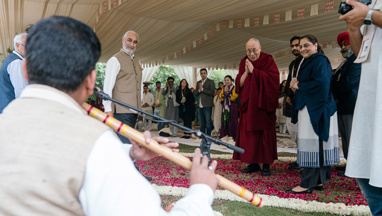 Su Santidad el Dalái Lama se toma un momento para escuchar a un flautista a su llegada, al comienzo del segundo día de las enseñanzas de Vidyaloke en Nueva Delhi, India, el 4 de febrero de 2017. Foto/Tenzin Choejor/OHHDL