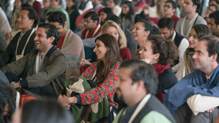  Members of the audience listening to His Holiness the Dalai Lama speaking on the second day of the Vidyaloke teachings in New Delhi, India on February 4, 2017. Photo/Tenzin Choejor/OHHDLMiembros de la audiencia escuchando a Su Santidad el Dalái Lama hablando en el segundo día de las enseñanzas de Vidyaloke en Nueva Delhi, India el 4 de febrero de 2017. Foto/Tenzin Choejor/OHHDL