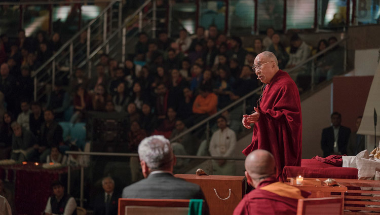Su Santidad el Dalái Lama hablando en la charla pública inaugural de Vidyaloke en el Estadio Talkatora de Nueva Delhi, India, el 5 de febrero de 2017. Foto/Tenzin Choejor/OHHDL