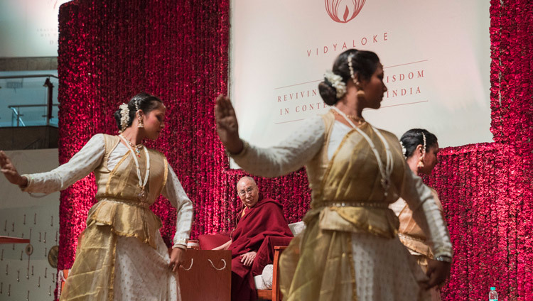 Bailarinas interpretando una danza Kathak al comienzo de la charla pública inaugural de Su Santidad el Dalái Lama, Vidyaloke, en el Estadio Talkatora de Nueva Delhi, India, el 5 de febrero de 2017. Foto/Tenzin Choejor/OHHDL