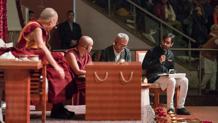 Veer Singh trasladando las preguntas de los asistentes a Su Santidad el Dalái Lama durante la charla pública inaugural del Vidyaloke en el Estadio Talkatora de Nueva Delhi, India, el 5 de febrero de 2017. Foto/Tenzin Choejor/OHHDL