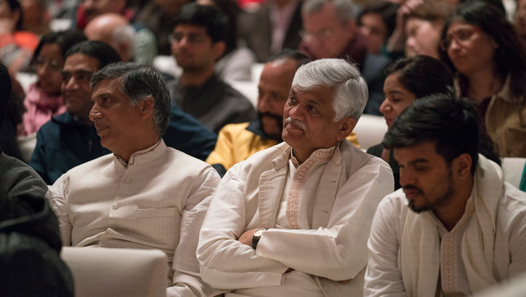 Asistentes escuchando a Su Santidad el Dalái Lama en la charla pública inaugural de Vidyaloke en el Estadio Talkatora de Nueva Delhi, India, el 5 de febrero de 2017. Foto/Tenzin Choejor/OHHDL