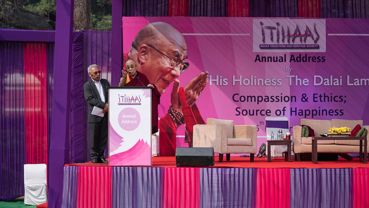 Su Santidad el Dalái Lama hablando en el Convento de Jesús & María en Nueva Delhi, India, el 6 de febrero de 2017. Foto/Tenzin Choejor/OHHDL