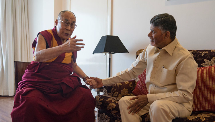 Su Santidad el Dalái Lama con el primer ministro de Andhra Pradesh, Nara Chandrabu Naidu, antes de la ceremonia inaugural del primer Parlamento Nacional de Mujeres en Amaravati, AP, India, el 10 de febrero de 2017. Foto de Tenzin Choejor/OHHDL