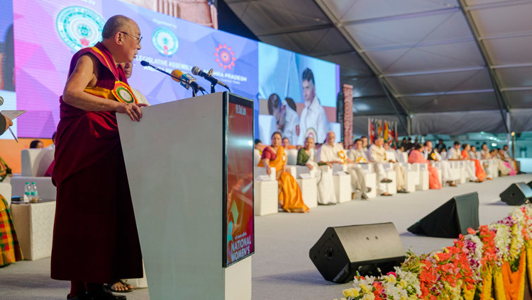 Su Santidad el Dalái Lama hablando en la inauguración del primer Parlamento Nacional de Mujeres en Amaravati, AP, India el 10 de febrero de 2017. Foto de Tenzin Choejor/OHHDL
