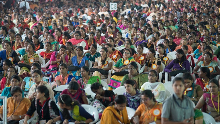Algunas de las más de 10.000 personas que asistieron a la inauguración del primer Parlamento Nacional de Mujeres en Amaravati, AP, India, el 10 de febrero de 2017. Foto de Tenzin Choejor/OHHDL