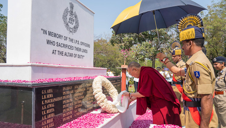 Su Santidad el Dalái Lama depositando una corona en el Monumento a los Mártires en la Academia Nacional de Policía Sardar Vallabhbhai Patel en Hyderabad, Telangana, India, el 11 de febrero de 2017. Foto de Tenzin Choejor/OHHDL