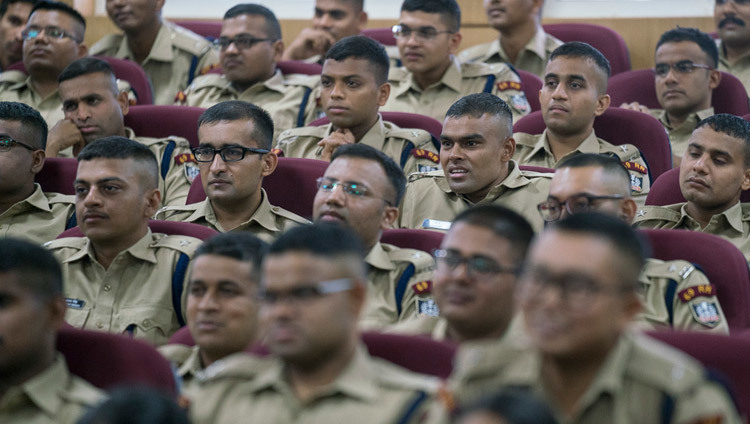 Agentes en prácticas de IPS escuchando a Su Santidad el Dalái Lama en la Academia Nacional de Policía Sardar Vallabhbhai Patel en Hyderabad, Telangana, India, el 11 de febrero de 2017. Foto de Tenzin Choejor/OHHDL