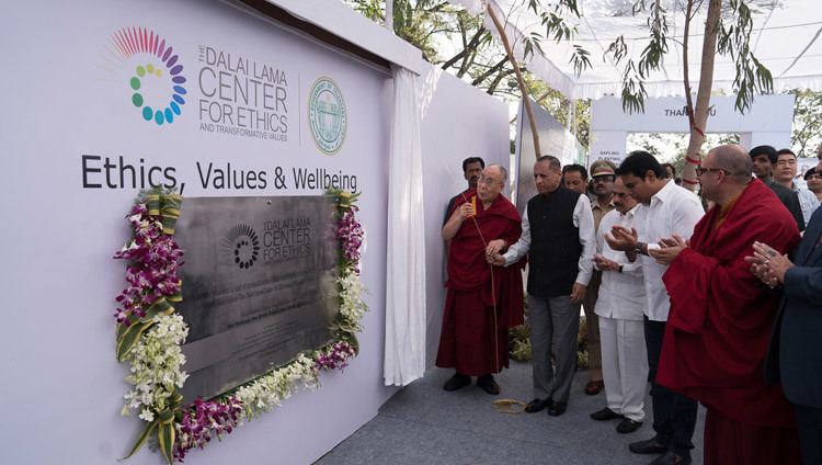 Su Santidad el Dalái Lama y el gobernador del estado de Telangana S.E. ESL Narasimhan descubriendo la primera piedra para la plataforma de Asia meridional del Centro de Ética del Dalái Lama en Hyderabad, Telangana, India, el 12 de febrero de 2017. Foto de Tenzin Choejor/OHHDL