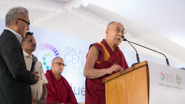 Su Santidad el Dalái Lama hablando en el HITEX Open Arena en Hyderabad, Telangana, India el 12 de febrero de 2017. Foto de Tenzin Choejor/OHHDL