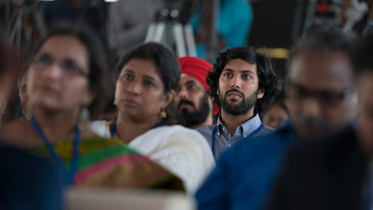 Asistentes a la charla escuchando a Su Santidad el Dalái Lama en el HITEX Open Arena en Hyderabad, Telangana, India el 12 de febrero de 2017. Foto de Tenzin Choejor/OHHDL