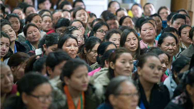 Delegadas participantes en la primera Conferencia de Empoderamiento de la Mujer Tibetana escuchando a Su Santidad el Dalái Lama en su residencia de Dharamsala, HP, India, el 23 de febrero de 2016. Foto de Tenzin Choejor/OHHDL