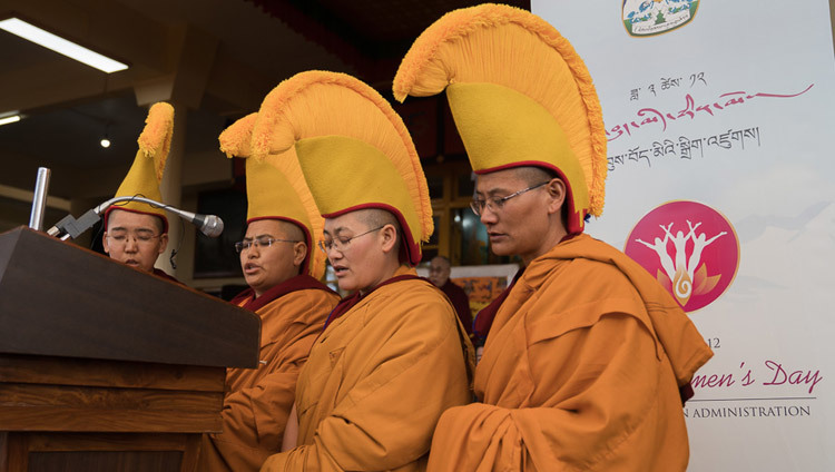 Cuatro Gueshe-mas dirigiendo oraciones al comienzo del evento del primer Día de la Mujer Tibetana en el patio del Tsuglagkhang en Dharamsala, HP, India, el 12 de marzo de 2017. Foto de Tenzin Choejor/OHHDL
