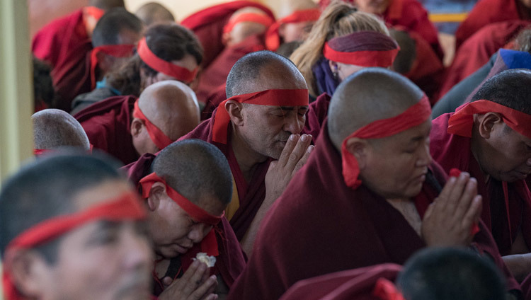 Miembros de la comunidad monástica con vendas rituales en los ojos durante la Iniciación de Avalokiteshvara que dio Su Santidad el Dalái Lama en el templo principal tibetano en Dharamsala, HP, India el 14 de marzo de 2017. Foto de Tenzin Choejor/OHHDL