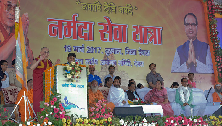 Su Santidad el Dalái Lama hablando en Narmade-Sewa Yatra en Turnal, Madhya Pradesh, India el 19 de marzo de 2017. Foto de Lobsang Tsering/OHHDL