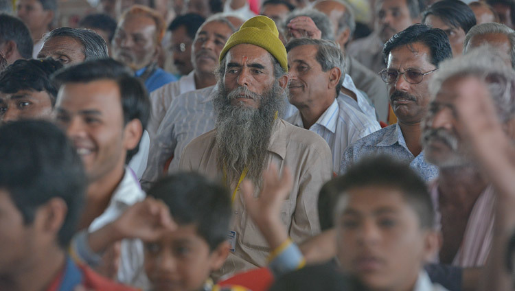 Algunos de los asistentes escuchando a Su Santidad el Dalái Lama hablando en Narmade-Sewa Yatra en Turnal, Madhya Pradesh, India, el 19 de marzo de 2017. Foto de Lobsang Tsering/OHHHDL
