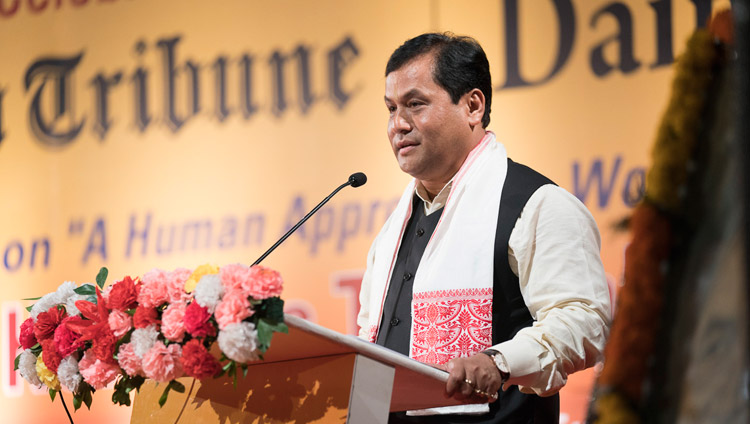 El ministro principal de Assam, Sarbananda Sonowal,hablando en la Celebración del Jubileo de Platino del Assam Tribune en Guwahati, Assam, India el 1 de abril de 2017. Foto de Tenzin Choejor/OHHDL