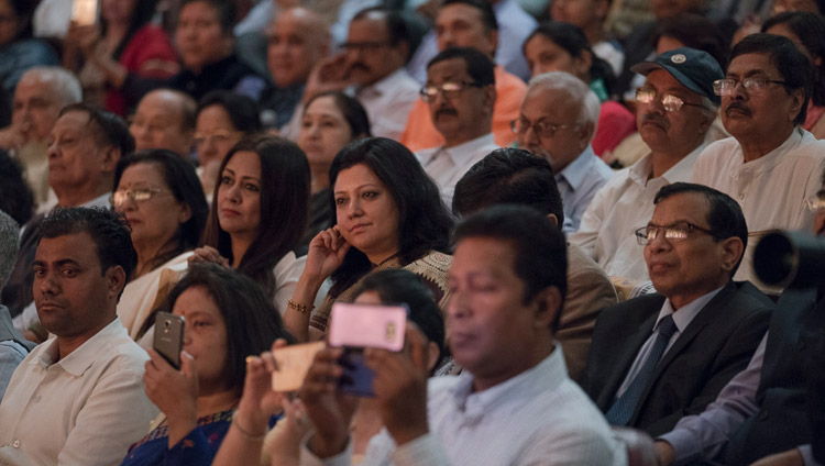 Asistentes escuchando a Su Santidad el Dalái Lama en la celebración del Jubileo de Platino del Assam Tribune en el Centro de Artes Escénicas ITA en Guwahati, Assam, India, el 1 de abril de 2017. Foto de Tenzin Choejor/OHHDL