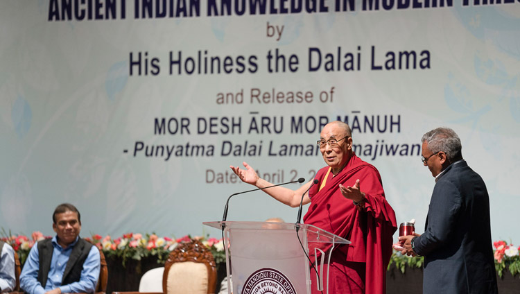 Su Santidad el Dalái Lama hablando sobre el antiguo conocimiento indio en tiempos modernos en el auditorio de la Universidad de Guwahati en Guwahati, Assam, India, el 2 de abril de 2017. Foto de Tenzin Choejor/OHHDL