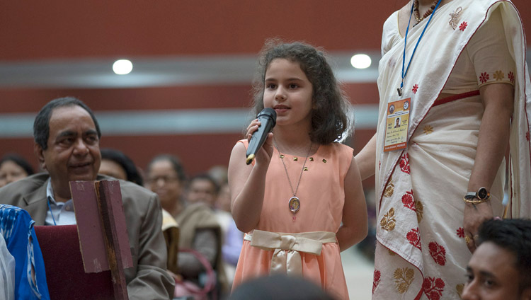Una joven del público haciendo una pregunta a Su Santidad el Dalái Lama durante su charla en el Auditorio de la Universidad de Guwahati en Guwahati, Assam, India, el 2 de abril de 2017. Foto de Tenzin Choejor/OHHDL