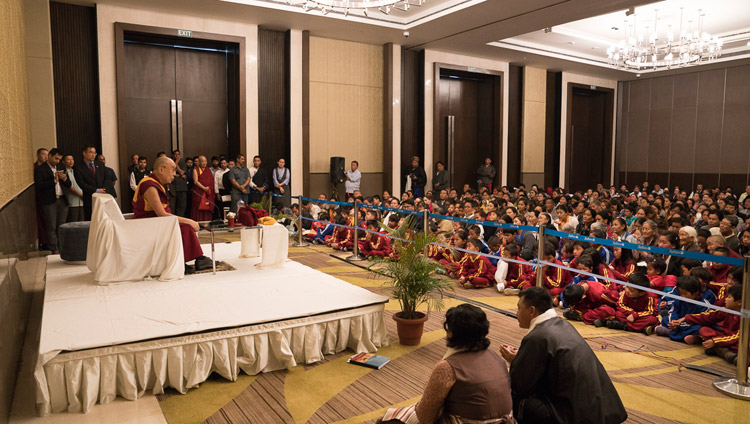Su Santidad el Dalái Lama reuniéndose con miembros de la comunidad tibetana del noreste de la India en Guwahati, Assam, India, el 2 de abril de 2017. Foto de Tenzin Choejor/OHHDL