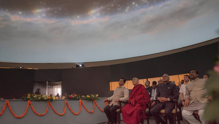 Su Santidad el Dalái Lama e invitados especiales viendo un video en la cúpula del planetario en el Festival Namami Brahmaputra en Guwahati, Assam, India, el 2 de abril de 2017. Foto de Tenzin Choejor/OHHDL