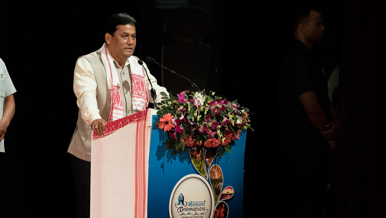 El ministro principal de Assam, Shri Sarbananda Sonowal, dirigiéndose a los asistentes en el Festival Namami Brahmaputra en Guwahati, Assam, India, el 2 de abril de 2017. Foto de Tenzin Choejor/OHHDL