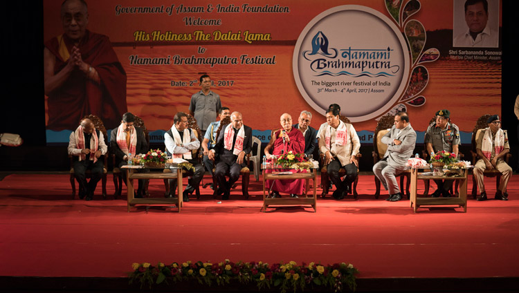 Su Santidad el Dalái Lama hablando en el Festival Namami Brahmaputra en Guwahati, Assam, India el 2 de abril de 2017. Foto de Tenzin Choejor/OHHDL