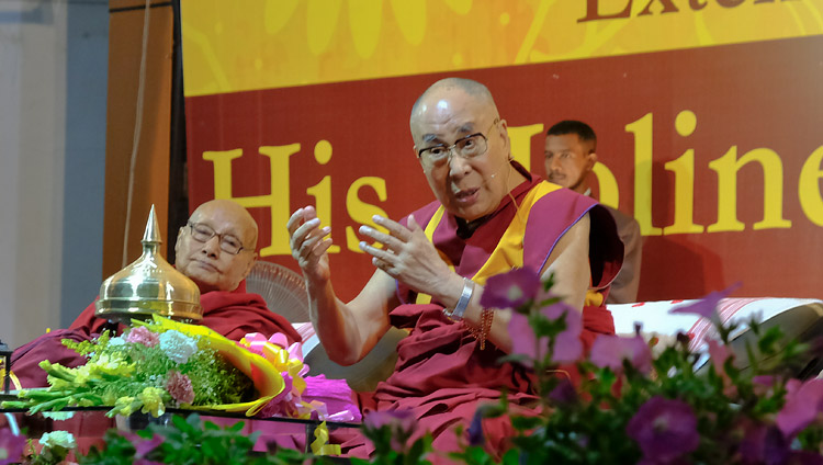 Su Santidad el Dalái Lama dirigiéndose a más de 1.100 estudiantes y profesores de la Universidad de Dibrugarh en Dibrugarh, Assam, India, el 3 de abril de 2017. Foto del Ven. Lobsang Kunga/OHHDL