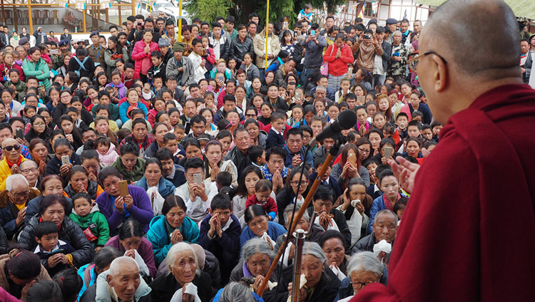 Su Santidad el Dalái Lama dirigiéndose a los miembros de la comunidad local que se reunieron para saludarlo en el asentamiento tibetano de Tenzin Gang en Arunachal Pradesh el 4 de abril de 2017. Foto de Jeremy Russell/OHHDL