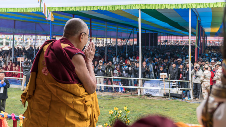 Su Santidad el Dalái Lama saludando a una multitud de15.000 personas a su llegada al Buddha Park en Bomdila, AP, India, el 5 de abril de 2017. Foto de Tenzin Choejor/OHHDL