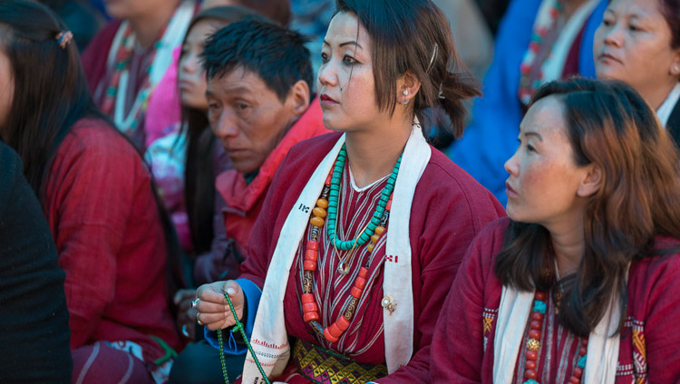 Algunos asistentes escuchando a Su Santidad el Dalái Lama en el Buddha Park en Bomdila, AP, India el 5 de abril de 2017. Foto de Tenzin Choejor/OHHDL