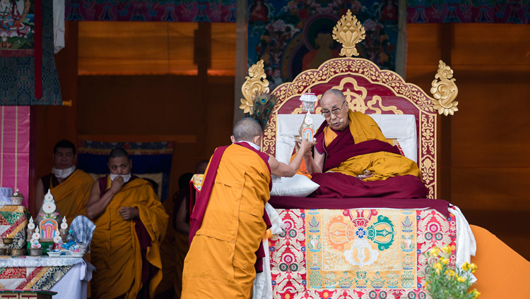Su Santidad el Dalái Lama durante la Iniciación de Larga Vida de la Tara Blanca en el Buddha Park en Bomdila, AP, India el 5 de abril de 2017. Foto de Tenzin Choejor/OHHDL