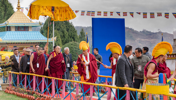 Su Santidad el Dalái Lama llegando al Monasterio Gontse Rabgyeling en Bomdila, AP, India el 5 de abril de 2017. Foto de Tenzin Choejor/OHHDL