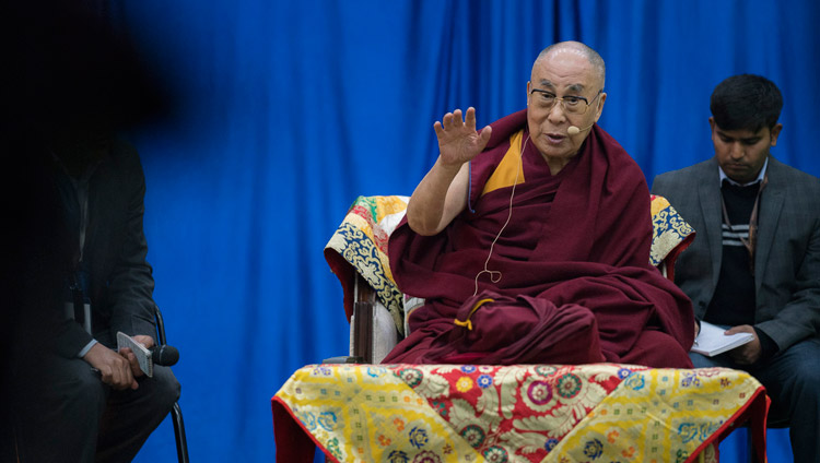 Su Santidad el Dalái Lama hablando en el auditorio de la Escuela Secundaria de Bomdila, AP, India, el 5 de abril de 2017. Foto de Tenzin Choejor/OHHDL