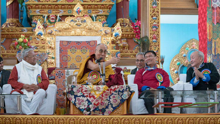 Su Santidad el Dalái Lama, sentado entre el gobernador de Arunachal Pradesh, Padmanabha Acharya y el ministro principal Pema Khandu, dirigiéndose a la audiencia en la ceremonia inaugural del nuevo templo en el Monasterio Thubsung Dhargyeling en Dirang, Arunachal Pradesh, India el 6 de abril de 2017. Foto de Tenzin Choejor/OHHDL