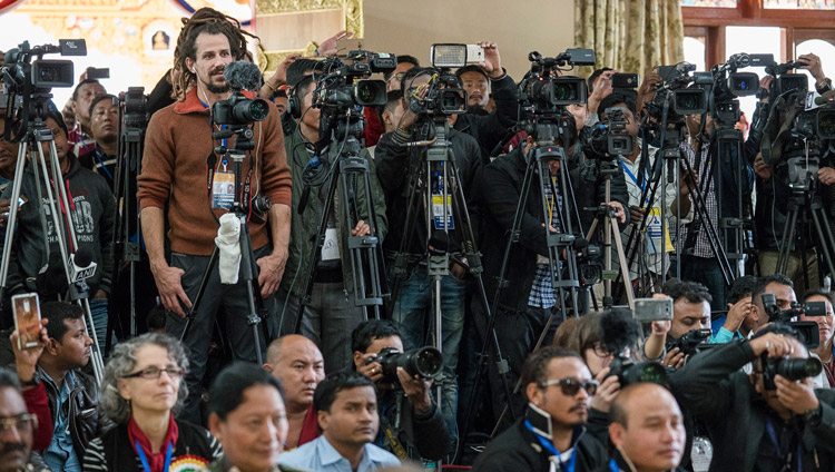 Miembros de los medios de comunicación en la ceremonia inaugural del nuevo templo en el Monasterio Thubsung Dhargyeling en Dirang, Arunachal Pradesh, India, el 6 de abril de 2017. Foto de Tenzin Choejor/OHHDL