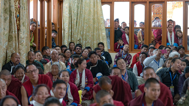 Algunos miembros del público asistente escuchando a Su Santidad el Dalái Lama en el Monasterio Thubsung Dhargyeling en Dirang, Arunachal Pradesh, India, el 6 de abril de 2017. Foto de Tenzin Choejor/OHHDL
