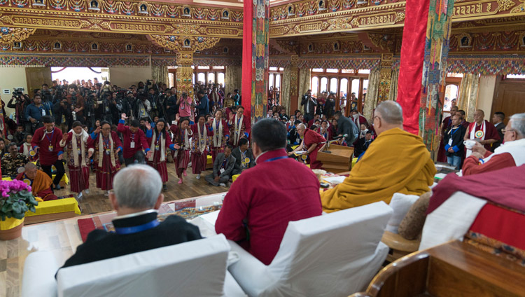 Miembros de la comunidad laica debatiendo filosofía budista frente a Su Santidad el Dalái Lama en el Monasterio Thubsung Dhargyeling en Dirang, Arunachal Pradesh, India, el 6 de abril de 2017. Foto de Tenzin Choejor/OHHDL