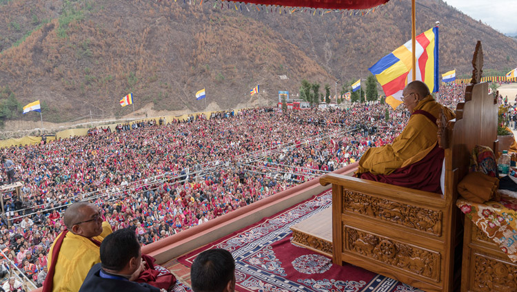 Su Santidad el Dalái Lama hablando ante una multitud de 20.000 personas en Dirang, Arunachal Pradesh, India, el 6 de abril de 2017. Foto de Tenzin Choejor/OHHDL