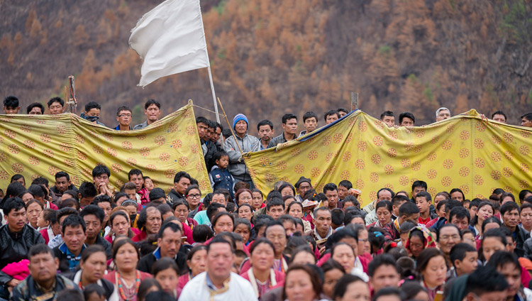 Algunas de las aproximadamente 20.000 personas que asistieron a las enseñanzas de Su Santidad el Dalái Lama en Dirang, Arunachal Pradesh, India, el 6 de abril de 2017. Foto de Tenzin Choejor/OHHDL