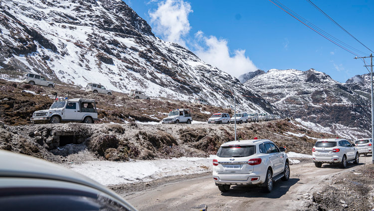 La comitiva de Su Santidad el Dalái Lama partiendo de Dirang hacia Tawang, Arunachal Pradesh, India, el 7 de abril de 2017. Foto de Tenzin Choejor/OHHDL