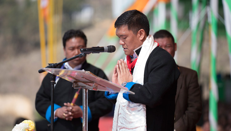 El ministro principal de Arunachal, Pema Khandu, agradeciendo su presencia a Su Santidad el Dalái Lama al inicio de las enseñanzas en el centro Yiga Choezin en Tawang, Arunachal Pradesh, India, el 8 de abril de 2017. Foto de Tenzin Choejor/OHHDL