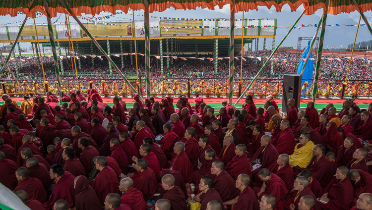 Algunas de las más de 50.000 personas que asistieron a la enseñanza de Su Santidad el Dalái Lama en el centro Yiga Choezin en Tawang, Arunachal Pradesh, India, el 8 de abril de 2017. Foto de Tenzin Choejor/OHHDL