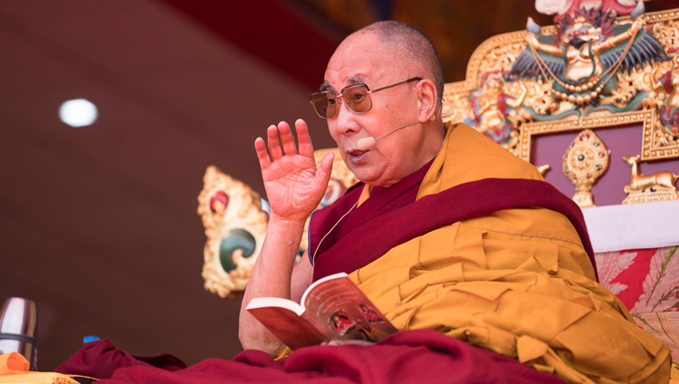 Su Santidad el Dalái Lama durante sus enseñanzas en el centro Yiga Choezin en Tawang, Arunachal Pradesh, India, el 8 de abril de 2017. Foto de Tenzin Choejor/OHHDL