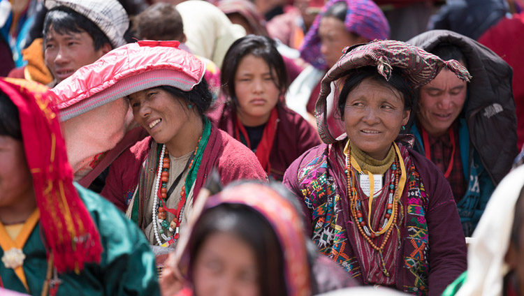 Algunas de las más de 50.000 personas que escucharon las enseñanzas de Su Santidad el Dalái Lama en el centro Yiga Choezin en Tawang, Arunachal Pradesh, India, el 8 de abril de 2017. Foto de Tenzin Choejor/OHHDL
