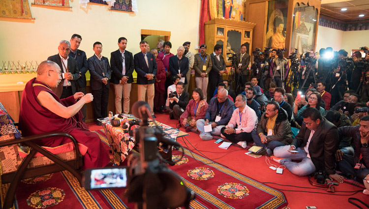 Su Santidad el Dalái Lama hablando con miembros de la prensa en Yiga Choezin en Tawang, Arunachal Pradesh, India, el 8 de abril de 2017. Foto de Tenzin Choejor/OHHDL