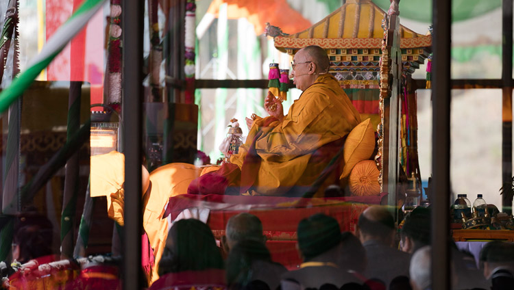 Su Santidad el Dalái Lama realizando rituales preparatorios para la Iniciación de Avalokiteshvara en el centro Yiga Choezin en Tawang, Arunachal Pradesh, India, el 9 de abril de 2017. Foto de Tenzin Choejor/OHHDL