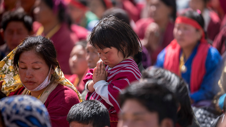 Una joven entre la multitud escuchando a Su Santidad el Dalái Lama hablando en el segundo día de sus enseñanzas en el centro Yiga Choezin en Tawang, Arunachal Pradesh, India, el 9 de abril de 2017. Foto de Tenzin Choejor/OHHDL